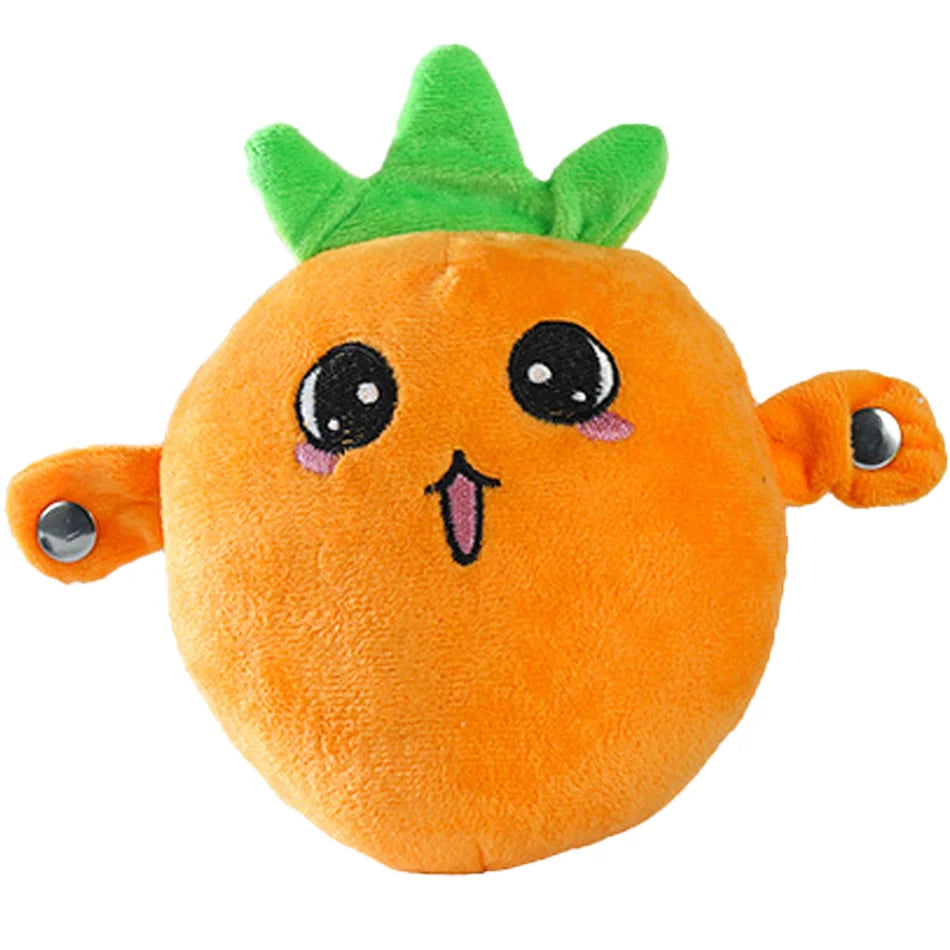 Oranger Kuscheltier in Form einer Frucht mit grünen Blättern und niedlichen Gesichtszügen.