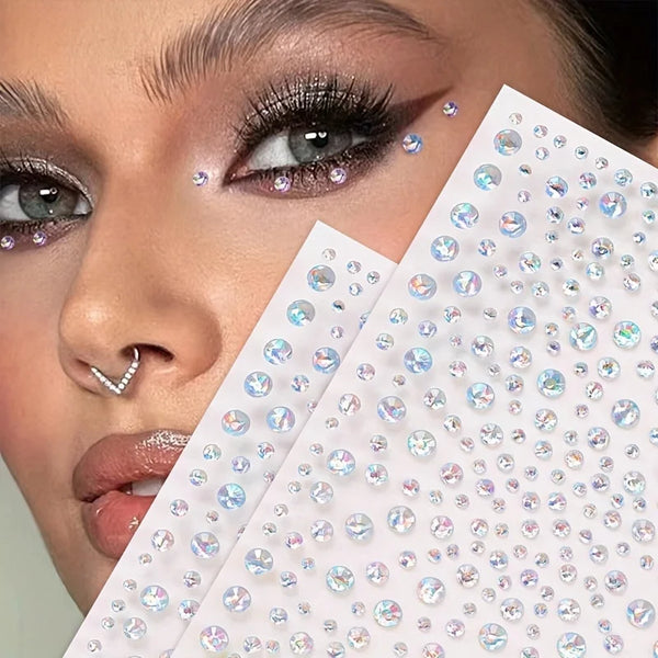 Primer plano del rostro de una mujer adornado con joyas de pedrería multicolor y detalles de brillo.