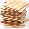 Una pila de tablas de rompecabezas de madera con diseños de patos amarillos para niños.