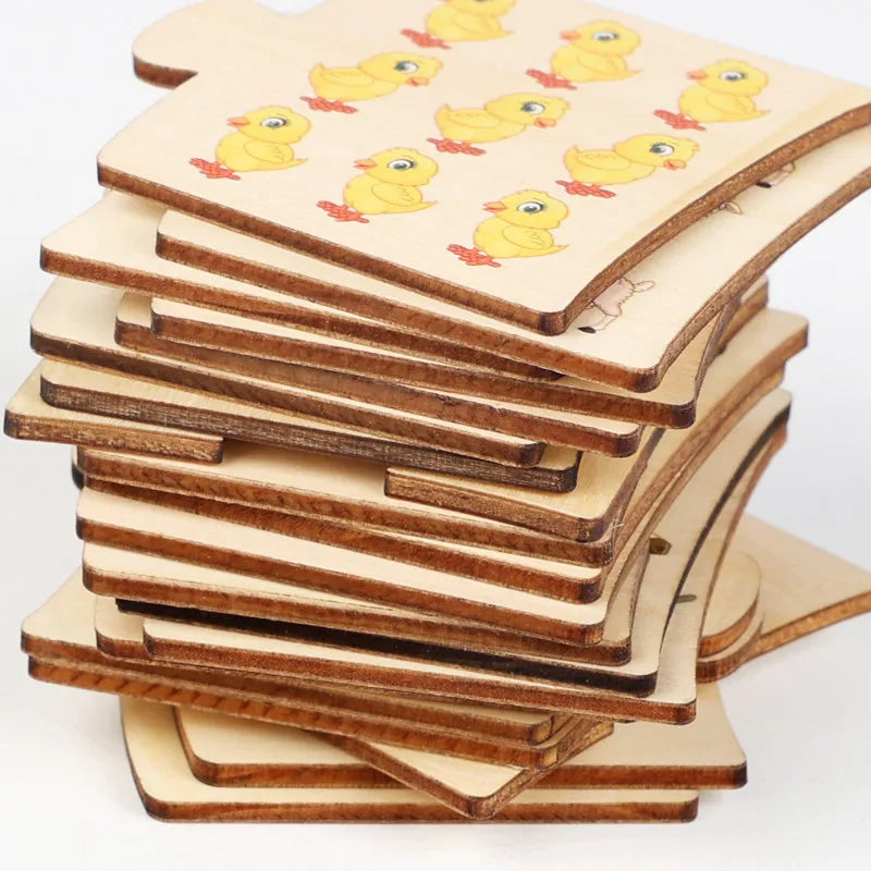 Una pila de tablas de rompecabezas de madera con diseños de patos amarillos para niños.
