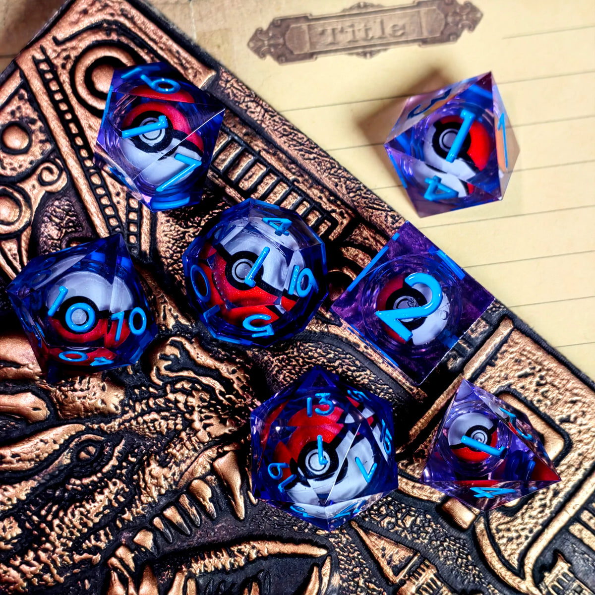 Un jeu de sept dés polyédriques dans diverses nuances de bleu et de violet, posés sur une surface sombre et texturée.