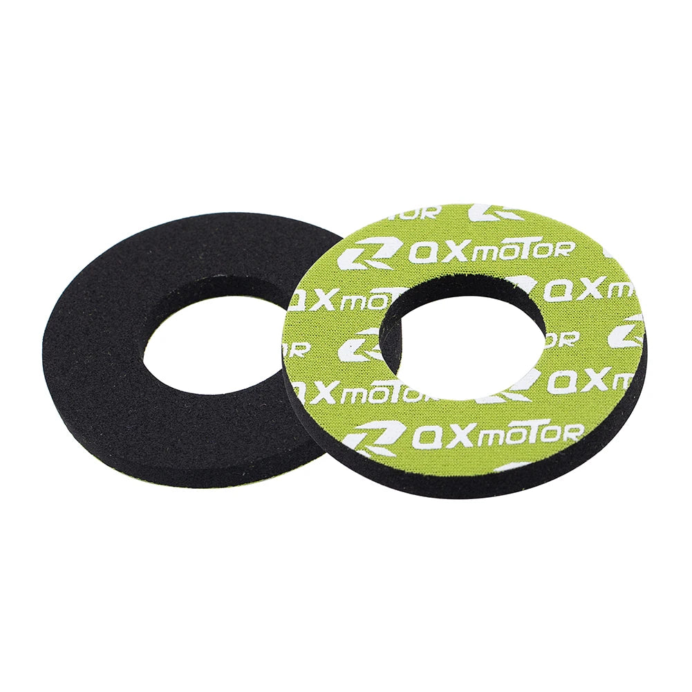 Deux poignées de guidon en silicone noir et vert lime côte à côte