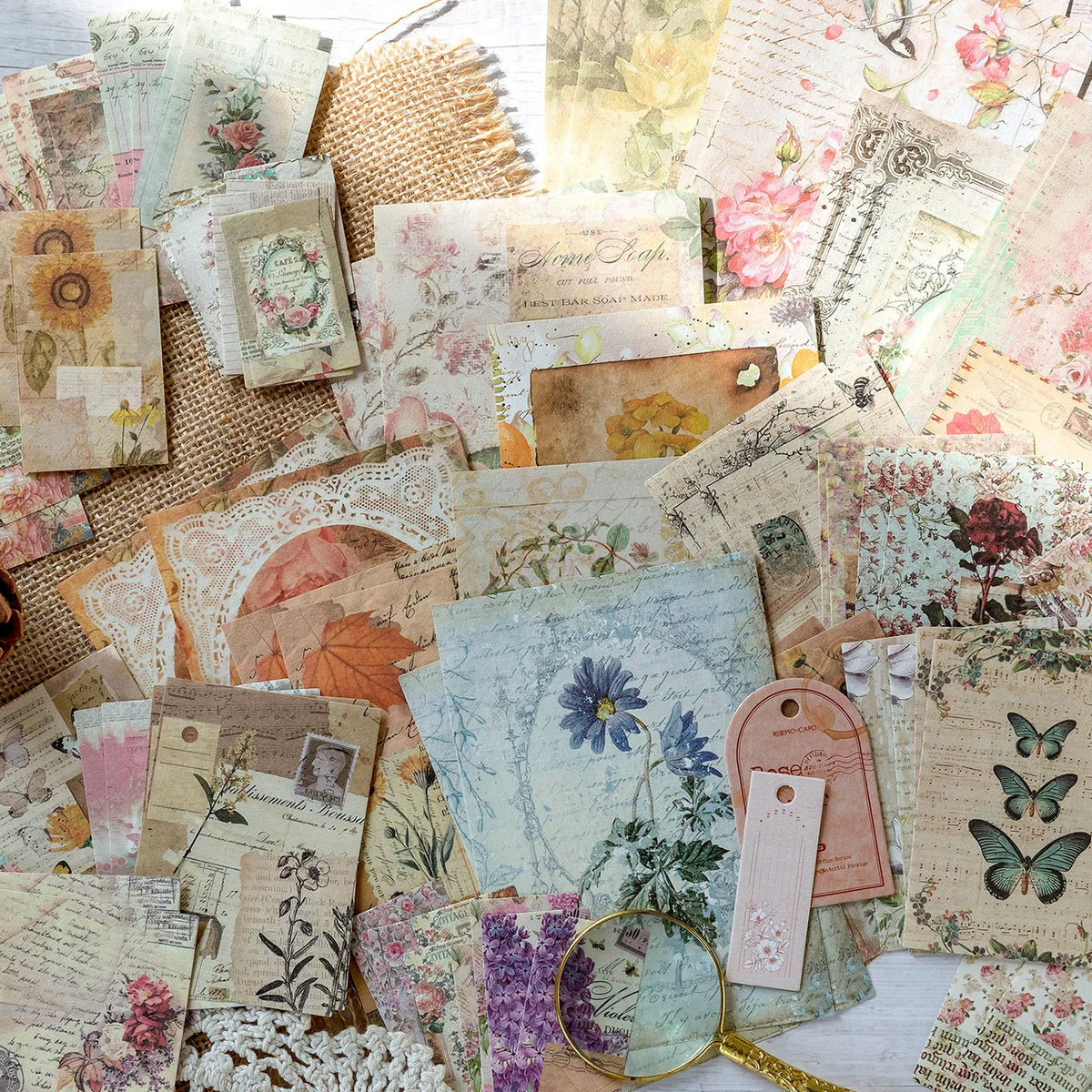 Collection de papier scrapbook vintage avec éléments floraux et botaniques sur papier texturé.