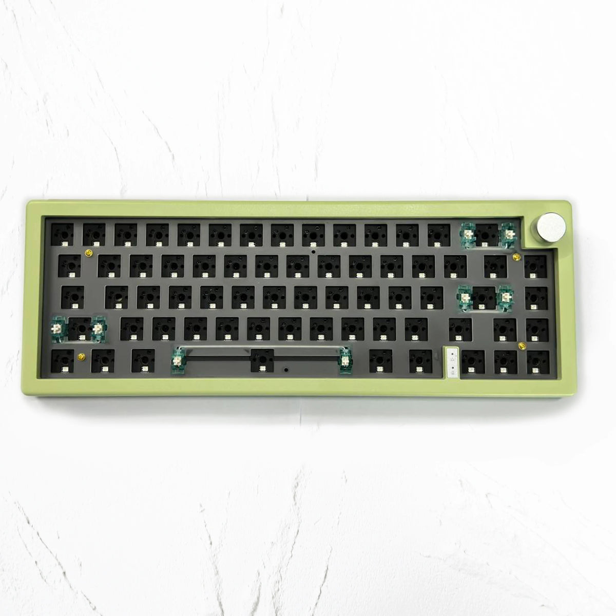 Teclado mecánico con 67 teclas, intercambiables, iluminación RGB y perilla de volumen.