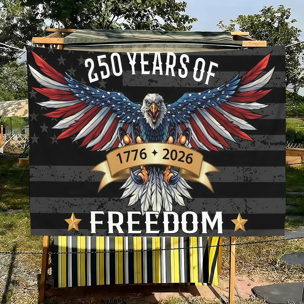 Bannière d'un aigle aux ailes déployées sur un design du drapeau américain avec le texte Freedom de 1776 à 2026.