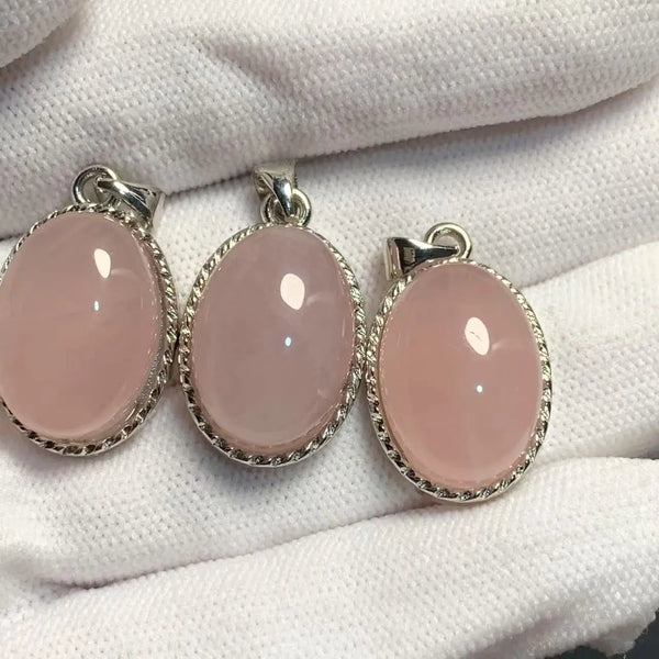 Collier délicat en quartz rose avec une pierre ovale rose dans un métal argenté.
