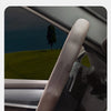 Nahaufnahme einer braunen Leder-Lenkradabdeckung auf einem Auto-Lenkrad.