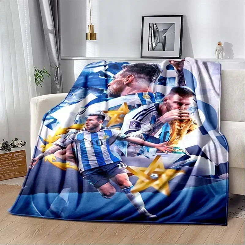Eine große Decke mit Fußballspielern in blau-weiß gestreiften Trikots vor dunkelblauem Hintergrund.