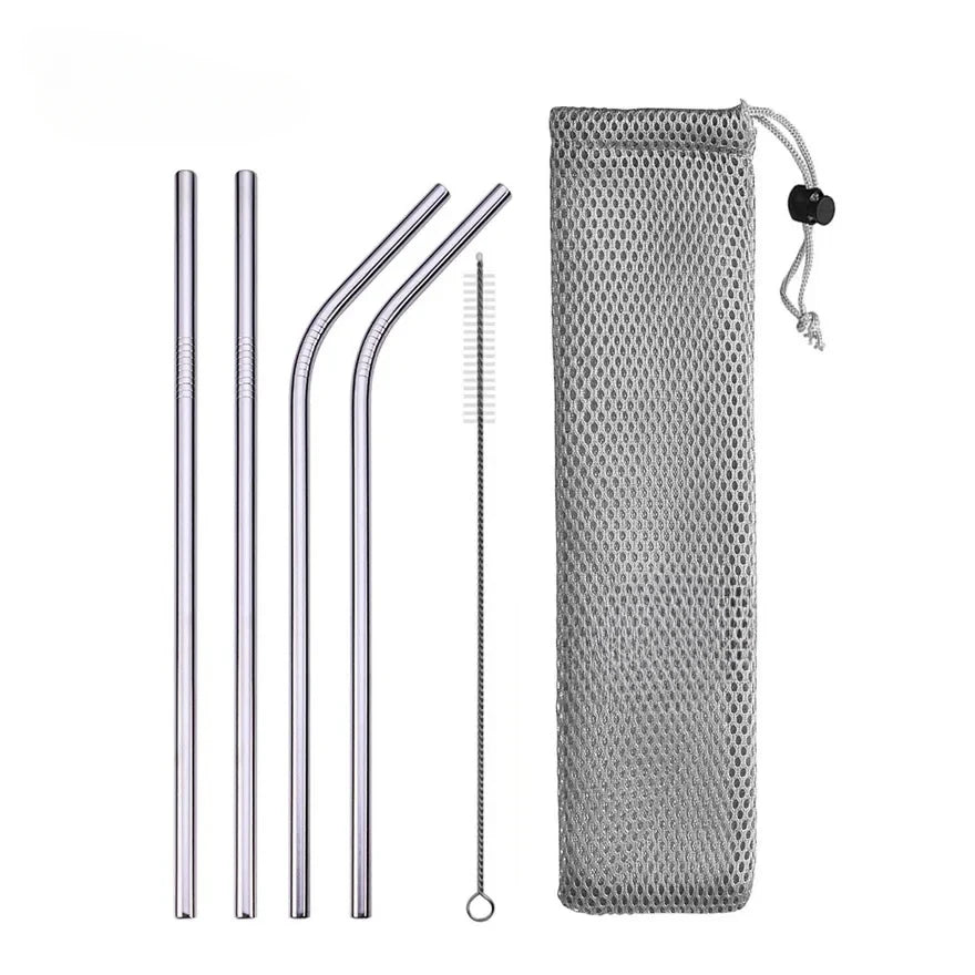 Set wiederverwendbare Edelstahl-Trinkhalme mit Reinigungsbürsten in einem Mesh-Beutel.