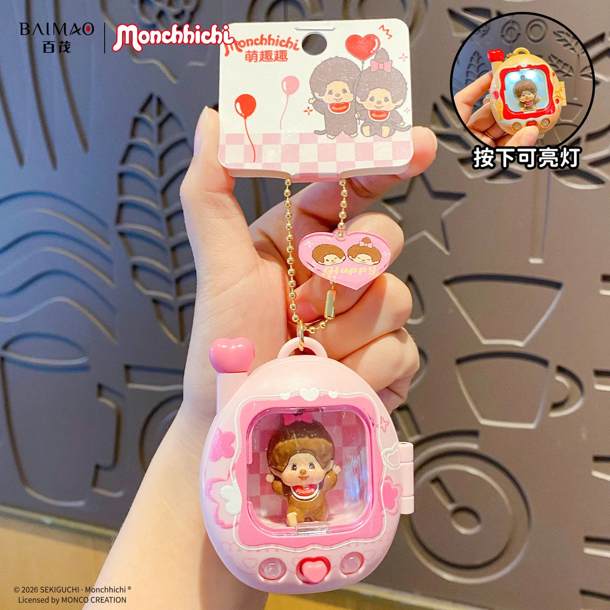 Un sac à dos rose en carton avec une clé USB lumineuse est tenu dans une main sur un fond à motifs.
