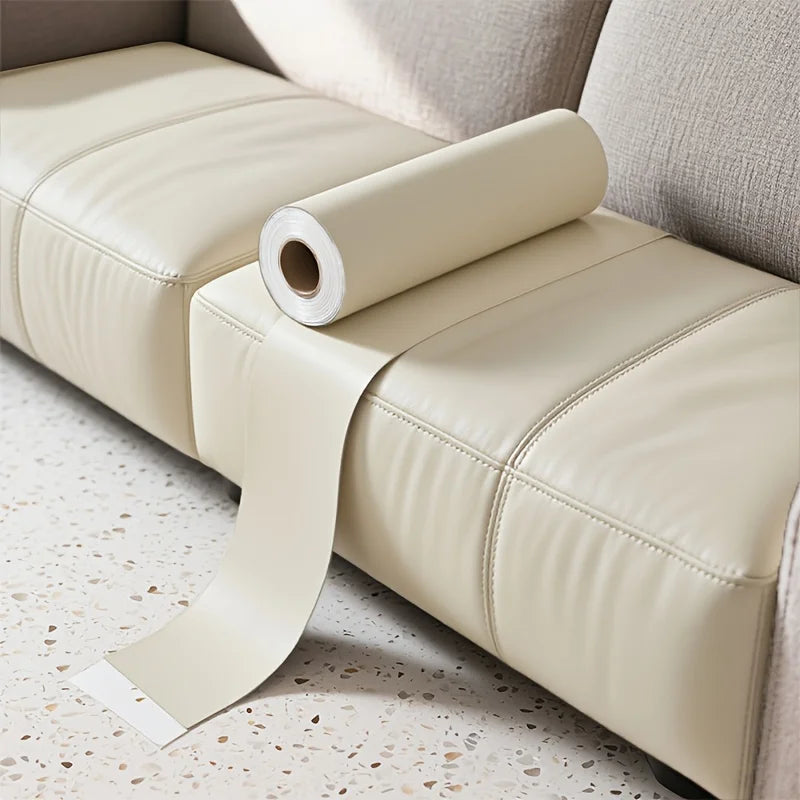 Ein Rollen beige, selbstklebende PU-Lederreparaturpflaster auf einer hellen Polsteroberfläche.
