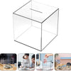 Une tirelire en acrylique transparente pour adultes, vue sous divers angles et contextes.