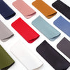 Una colección de gafas de cuero PU de varios colores dispuestas en diagonal sobre un fondo blanco.