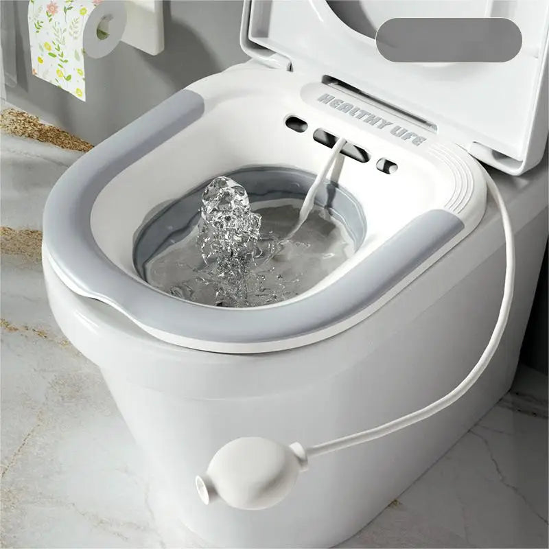 Weiße Badewanne für Schwangerschaftspflege mit Wasser und einem weißen Schlauch.