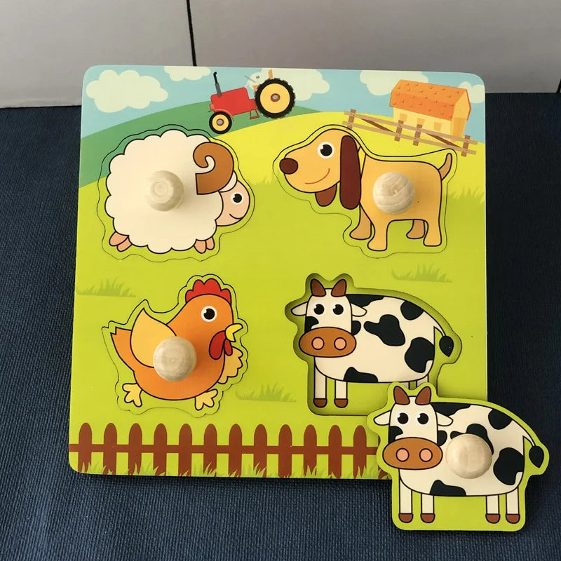 Un ensemble de blocs Montessori en bois avec des animaux de ferme comme une brebis, un chien, un poulet et une vache sur fond