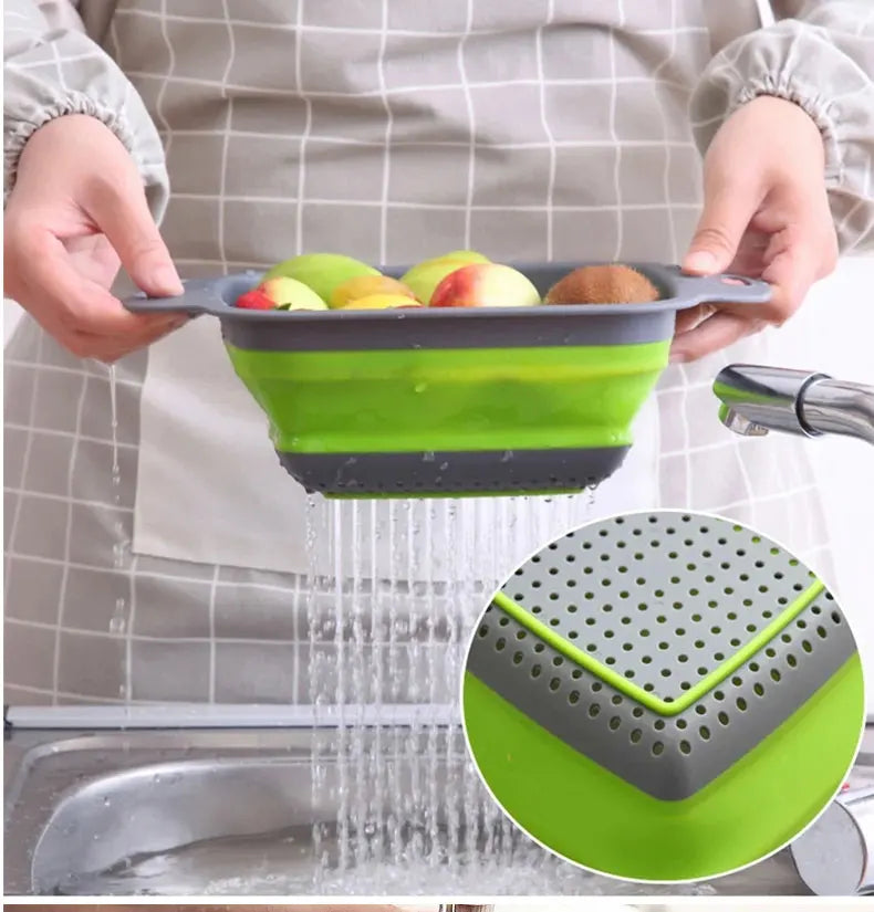 Un panier de drainage en silicone utilisé pour rincer des fruits sous l'eau courante.