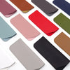 Colección de diversas fundas protectoras para gafas de cuero PU de varios colores sobre fondo blanco.