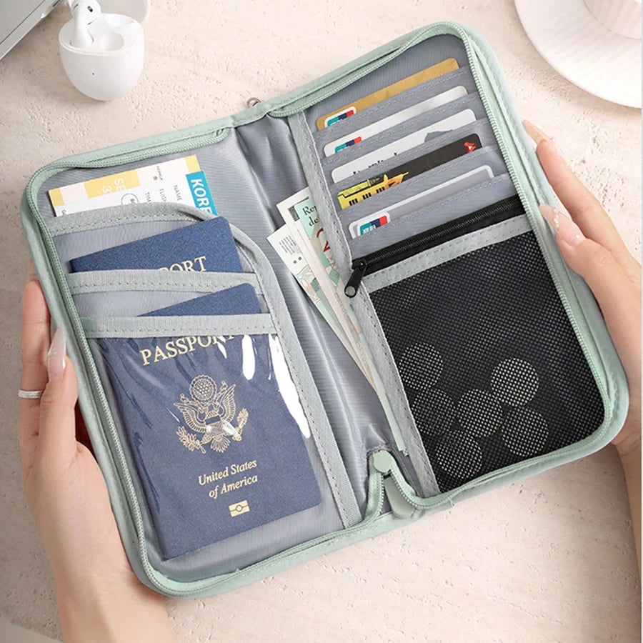 Porta-pasaporte de RFID que bloquea, abierto y mostrando varios documentos y tarjetas.