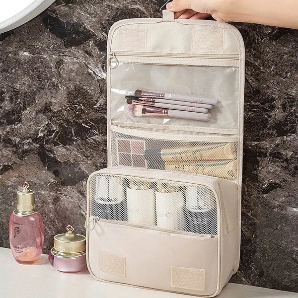 Beige, hängende Reise-Make-Bag geöffnet, mit geordneten Kosmetikprodukten und Behältern.