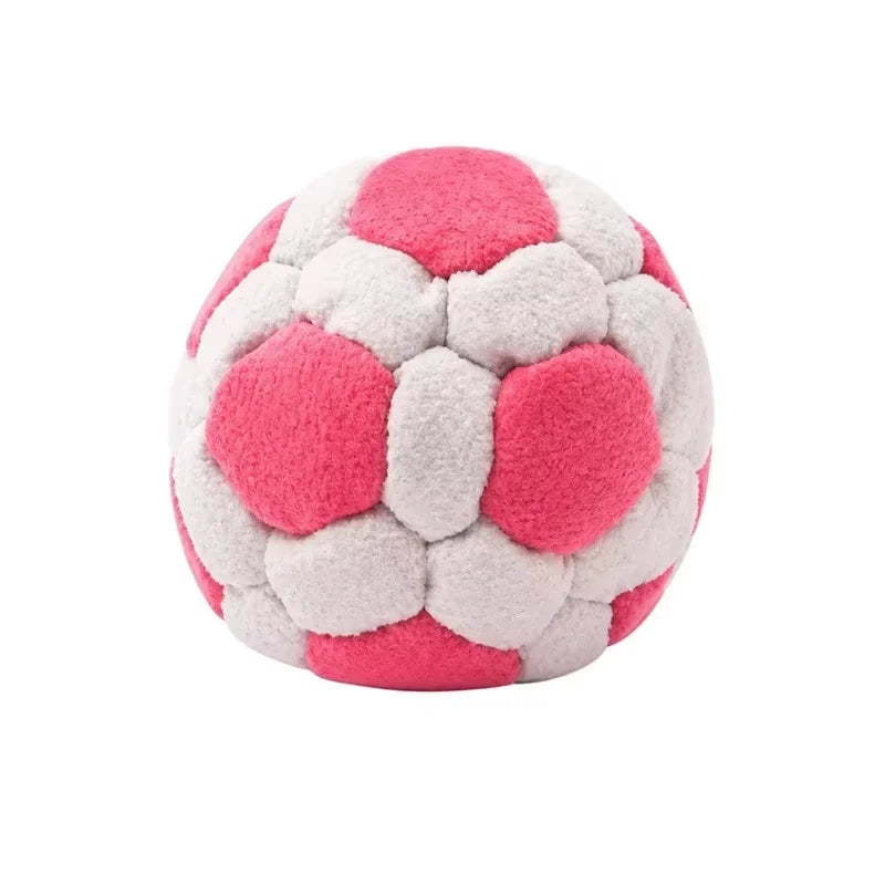 Hacky sack crochet fait main avec des billes douces roses et blanches alternées.