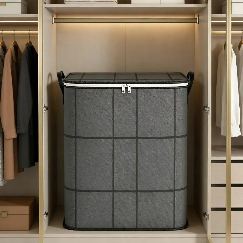 Graue faltbare Aufbewahrungstasche für Kleidung wird in einem Schrank oder einer Schublade auf einer Ablage gezeigt.