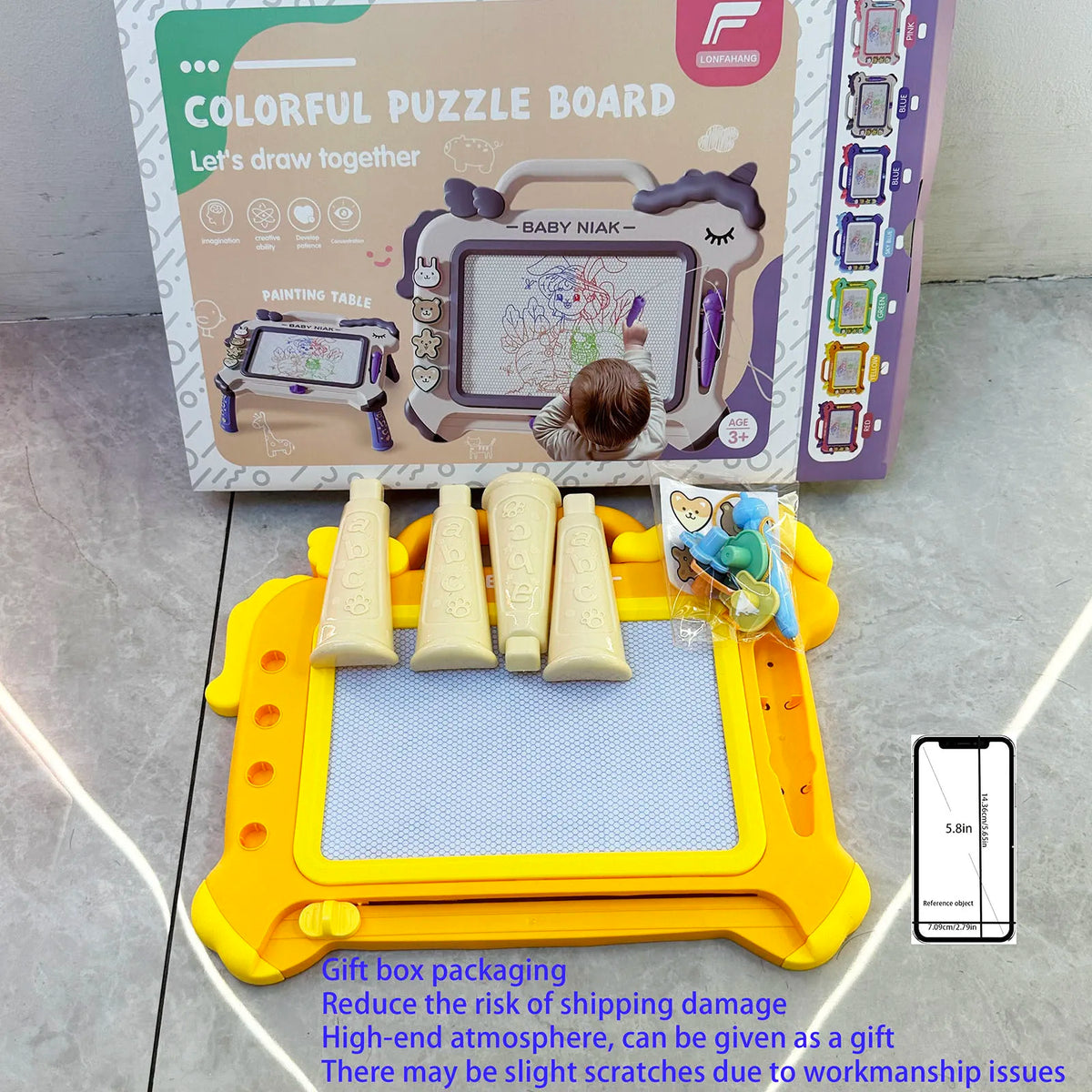 Geldes magnetisches Zeichenbrett für Kinder mit verschiedenen Malwerkzeugen und einer Box mit Puzzlematerialien.