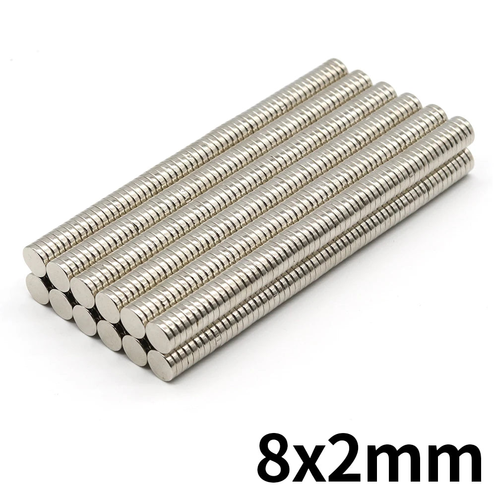 Eine Anordnung von 8x2mm hochfesten Neodym-Permanentmagneten in einer Reihe.