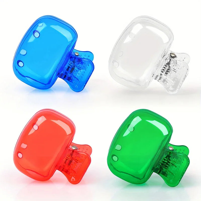 Trois têtes de brosse à dents pour voyage colorées : bleu, clair, rouge et vert.