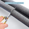 Une main coupe une bande d'étanchéité en caoutchouc flexible avec un cutter pour ajuster la longueur d'une porte.