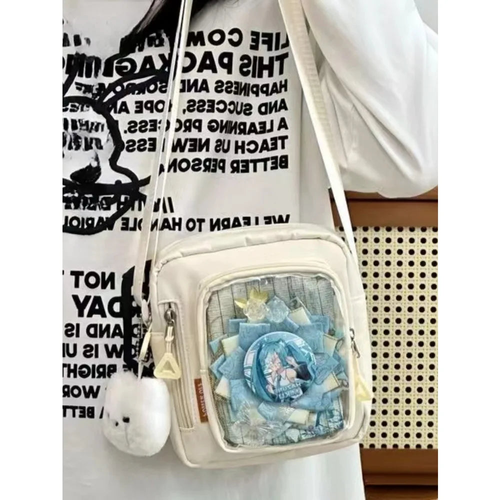 Bolso mini de cuero blanco con diseño floral azul claro texturizado y acentos dorados.