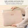 Una persona sostiene una funda protectora delgada y de color rosa claro para una laptop, demostrando su portabilidad y comodi