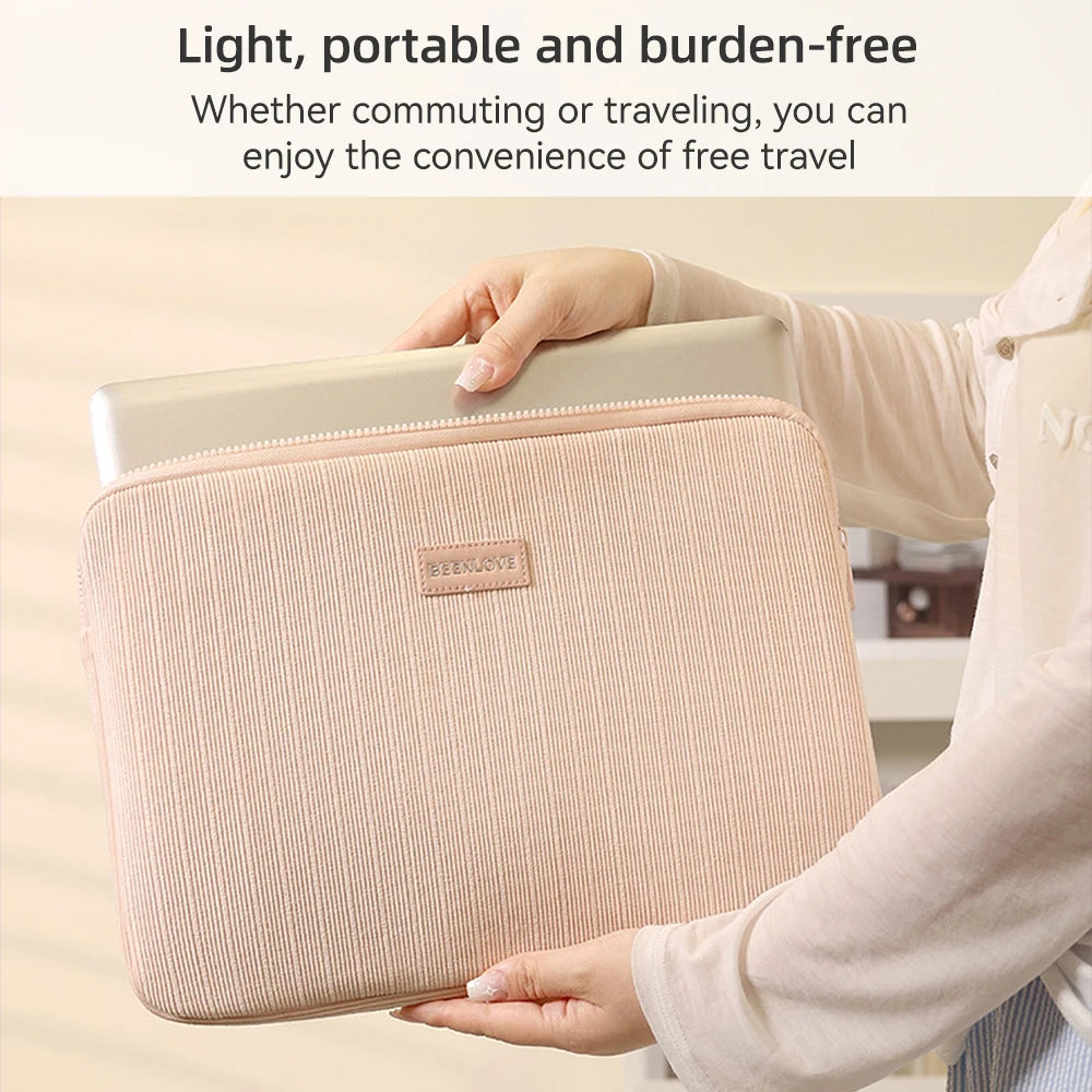Una persona sostiene una funda protectora delgada y de color rosa claro para una laptop, demostrando su portabilidad y comodi