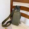 Olivgrüner vielseitiger Unisex-Crossbody-Rucksack auf einem Holzstuhl.