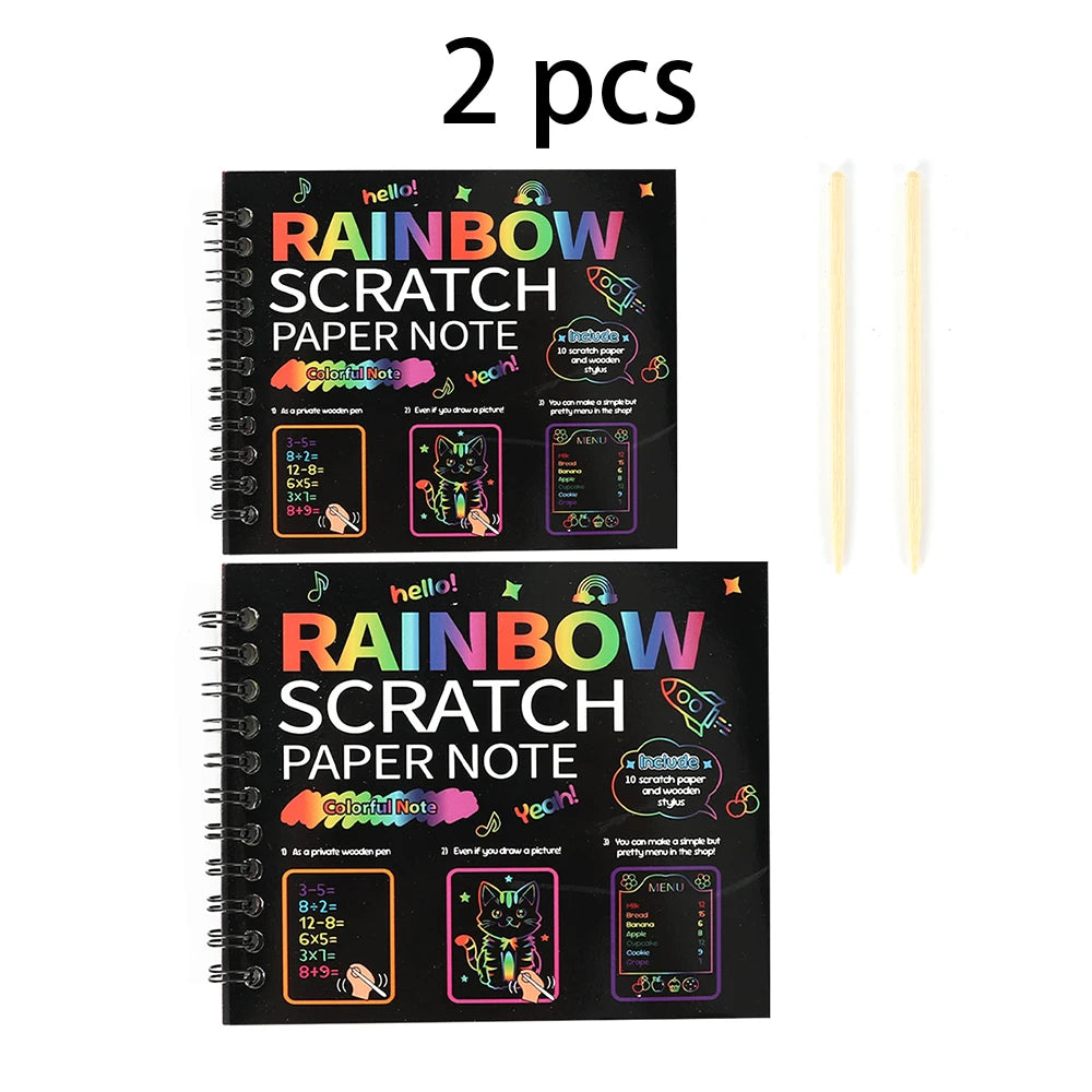 Deux kits de papeterie créative Arc-en-ciel avec un carnet à papier à gratter et un stylet en bois.