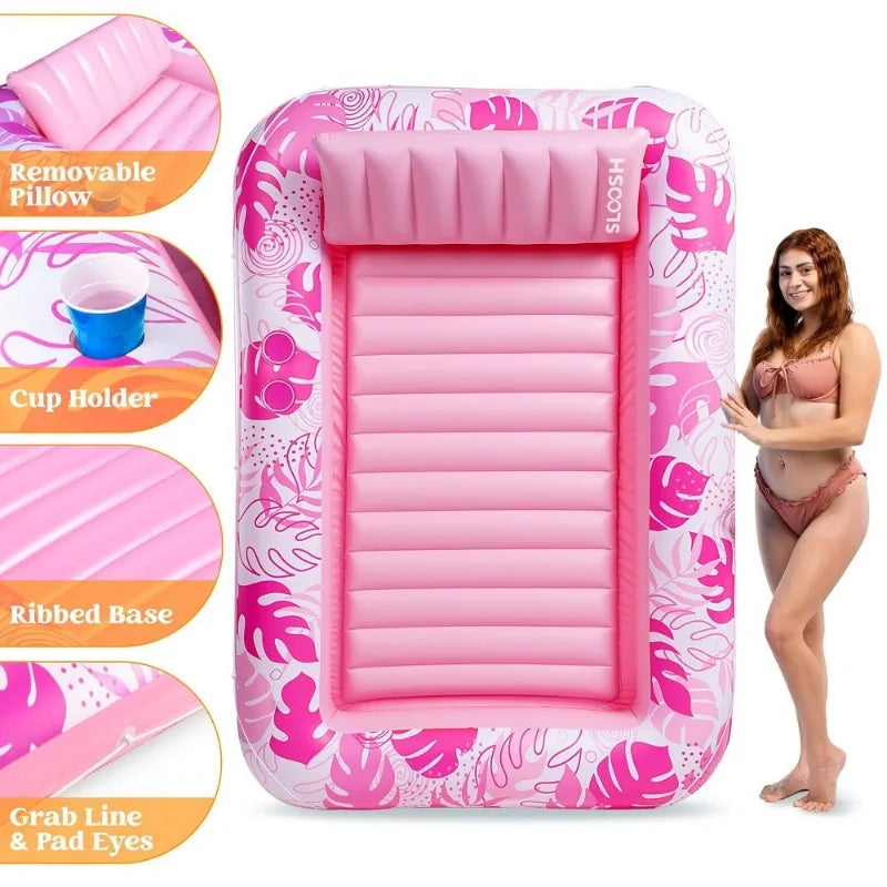 Transat de piscine gonflable rose avec oreiller amovible, base côtelée et lignes de maintien.