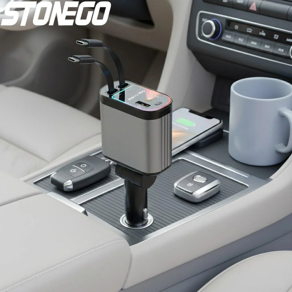 Cargador de coche retráctil USB-C dual plateado con indicador de voltaje montado en la consola interior del coche.