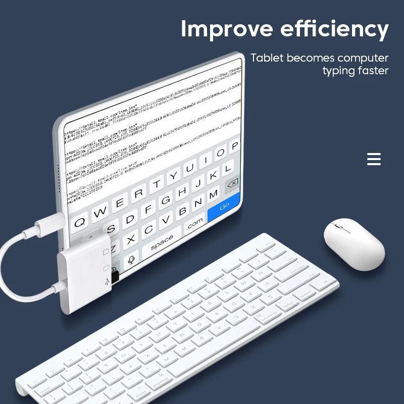 Ein weißes Tablet und eine separate weiße Tastatur mit einem Type-C-Adapter, das die Tippeffizienz eines Computers demonstrie