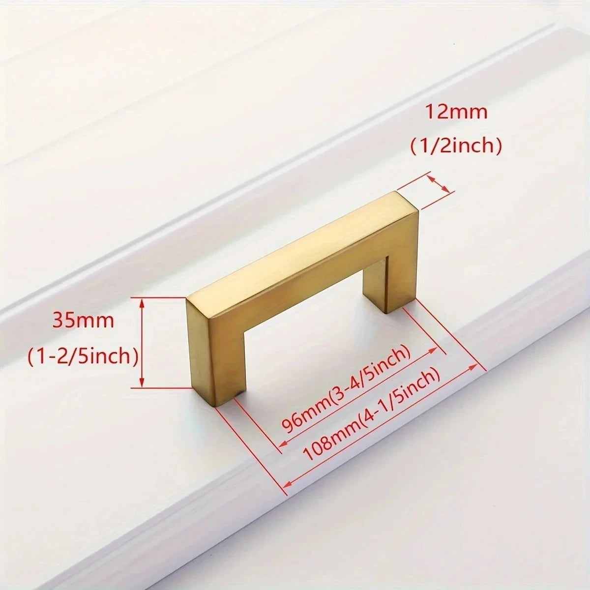 Messing-Schrankgriff mit Maßen 96x108mm und Dicke 12mm auf weißem Hintergrund.
