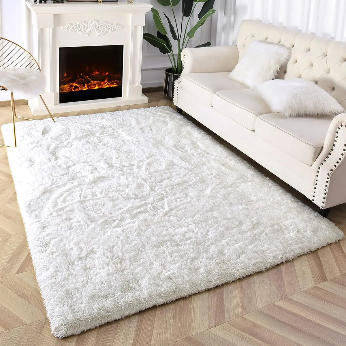 Flauschriger weißer, tiegedyedeter Bodenläufer vor einem cremefarbenen Sofa und einem weißen Kamin.
