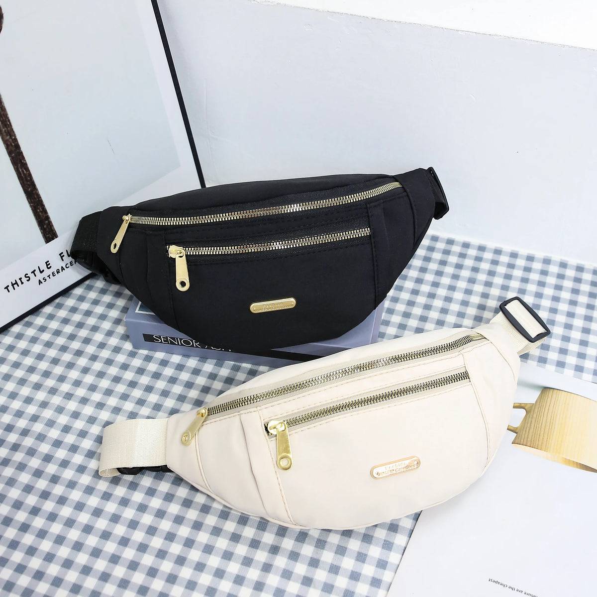 Beige Damen-Sport-Fanny-Pack mit mehreren Lagen liegt auf einem karierten Untergrund.