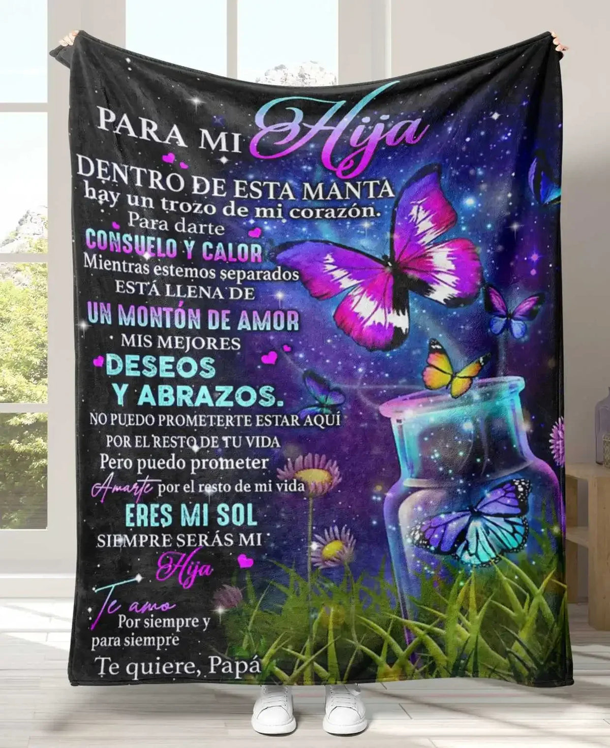 A dark blanket featuring Spanish text about love and hugs, with a purple butterfly design.