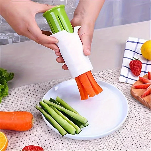 Una mano usa un cortador y rebanador de vegetales manuales para cortar zanahorias y apio en un plato blanco.