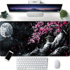 Un tapis de souris noir avec une lune, des fleurs de cerisier roses et une branche d'arbre blanche sur fond sombre.