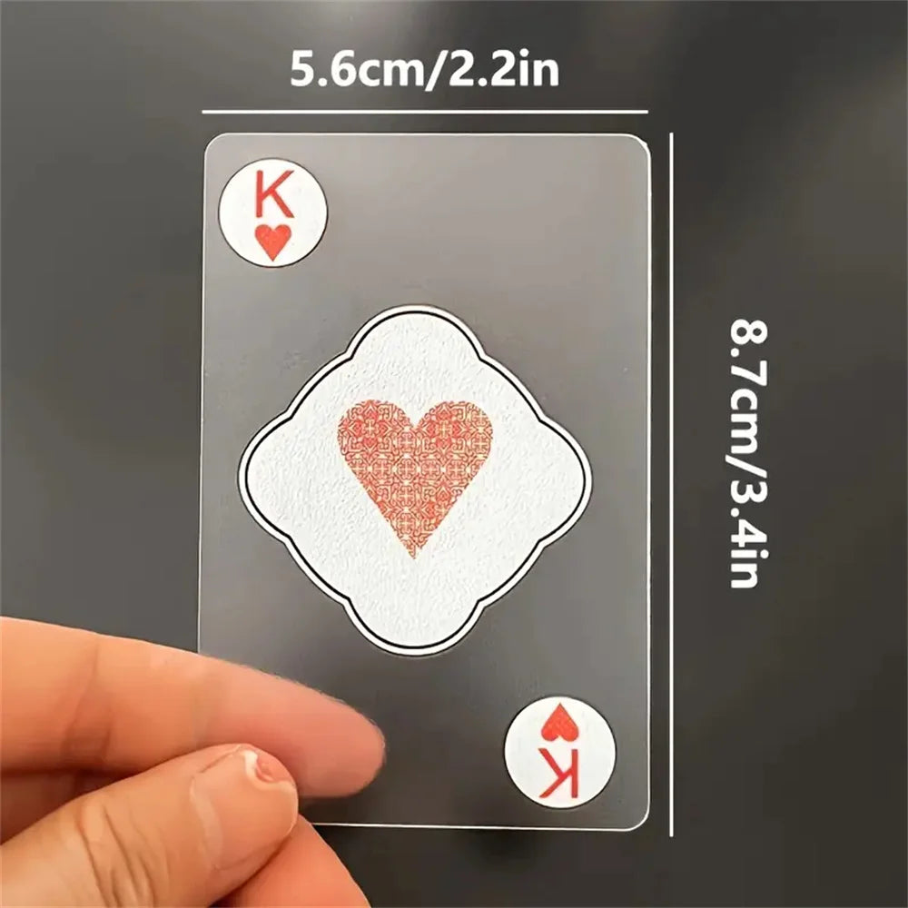 Une main tient une carte à jouer du Roi de Cœur, montrant sa taille et son design.