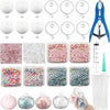 Eine Sammlung von quietschigen Stressballen und zugehörigen Werkzeugen, darunter Formen, Flüssigkeit und verschiedene bunte K