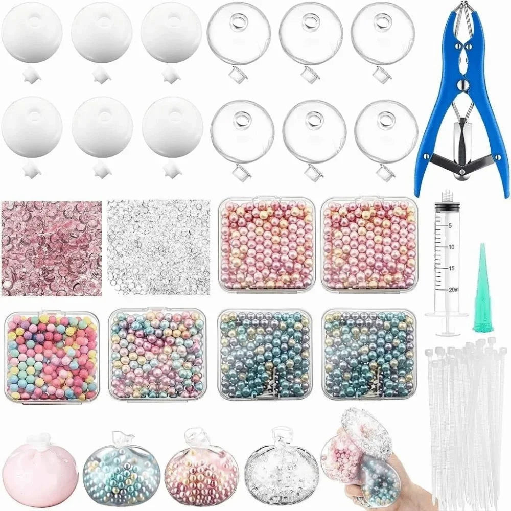 Eine Sammlung von quietschigen Stressballen und zugehörigen Werkzeugen, darunter Formen, Flüssigkeit und verschiedene bunte K