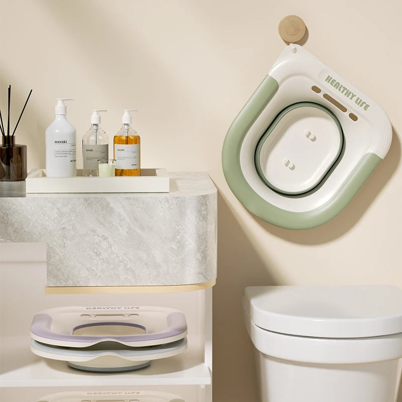 Weiße und grüne Badewanne für Schwangerschaftspflege auf einem Regal neben verschiedenen Flaschen.