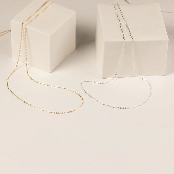 Collier pendentif constellation zodiaque en acier inoxydable, présenté à côté d'une boîte cadeau blanche.