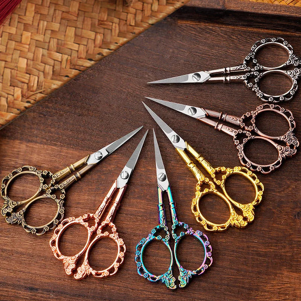 Eine Sammlung retro klassischer Edelstahl-Schneidergreifer in verschiedenen Farben und Finishes auf einem dunklen Holzbrett