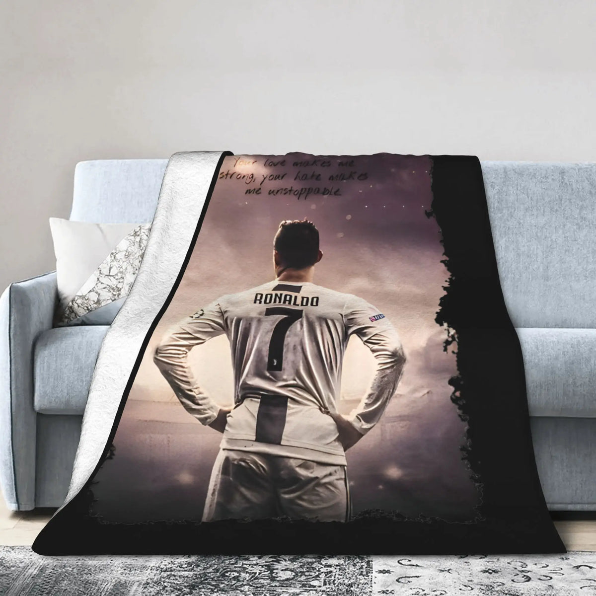 Dunkles Foto von Ronaldo in einem weißen Trikot, die Hände in die Hüften gestemmt.